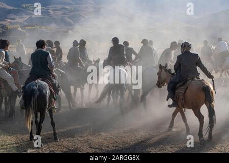 Uomini che praticano un tradizionale gioco di Buzkashi, Yaklawang, Afghanistan, Asia