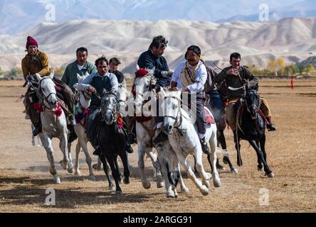 Uomini che praticano un tradizionale gioco di Buzkashi, Yaklawang, Afghanistan, Asia