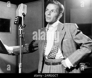 Frank SINATRA (1915-1998) Foto promozionale del cantante americano circa 1946 dopo aver aderito alla Columbia Records Foto Stock