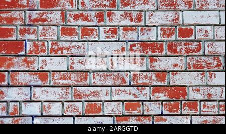 Grunge rosso mattone parete sfondo con bianco intonaco macchie Foto Stock