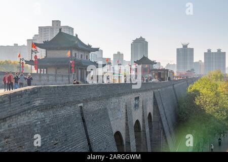 Vista delle ornate Mura cittadine di Xi'an, della Provincia Shaanxi, della Repubblica Popolare Cinese e dell'Asia Foto Stock
