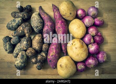 Vista dall'alto delle verdure di radice, tra cui cipolle, patate, patate dolci e taros. Foto Stock