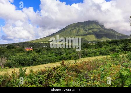 Nevis Peak, Mount Nevis, Vulcano, Nevis, St. Kitts E Nevis, Indie Occidentali, Caraibi, America Centrale Foto Stock