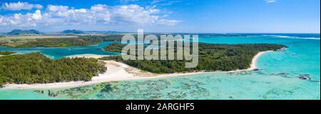 Aereo con drone di spiaggia di sabbia bianca e laguna tropicale turchese, Ile Aux Cerfs, Flacq, East Coast, Mauritius, Oceano Indiano, Africa Foto Stock