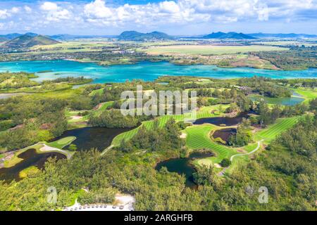 Antenna con drone di campi da golf nella lussureggiante vegetazione della laguna tropicale, Ile Aux Cerfs, Flacq distretto, Mauritius, Oceano Indiano, Africa Foto Stock