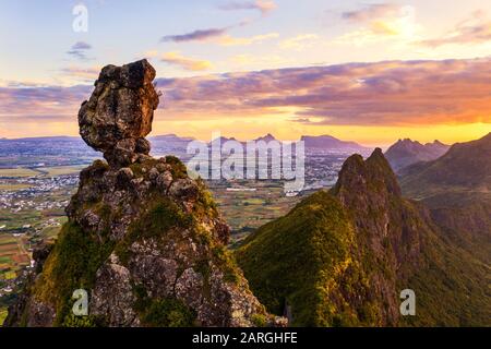 Pieter Sia e le Pouce montagna illuminata dal tramonto africano, vista aerea, Moka Range, Port Louis, Mauritius, Africa Foto Stock