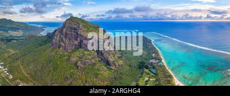 Maestosa montagna che si affaccia sull'oceano e la barriera corallina, panoramica aerea, le Morne Brabant penisola, Mauritius, Oceano Indiano, Africa Foto Stock