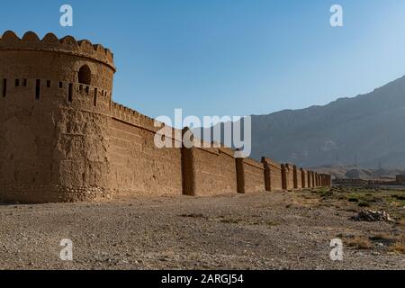 Mura esterne del Palazzo Tashkurgan in stile indiano ex palazzo estivo del re, fuori Mazar-e-Sharif, Afghanistan, Asia Foto Stock