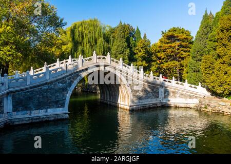 Vista del ponte ad arco sul Lago di Kunming a Yihe Yuan, il Palazzo d'Estate, Patrimonio dell'Umanità dell'UNESCO, Pechino, Repubblica Popolare Cinese, Asia Foto Stock