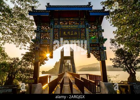 Vista dell'ingresso alla Pagoda Shi Baozhai sul fiume Yangtze vicino a Wanzhou, Chongqing, Repubblica Popolare Cinese, Asia Foto Stock