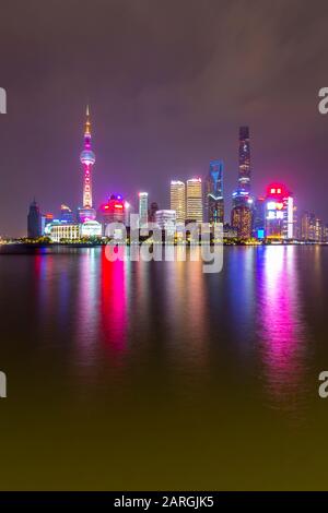 Vista dello skyline di Pudong e del fiume Huangpu dal Bund, Shanghai, Cina, Asia Foto Stock