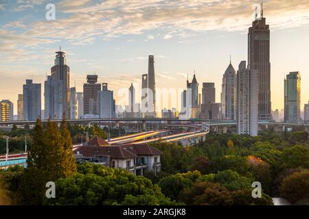 Vista dello skyline di Shanghai all'alba, Luwan, Shanghai, Cina, Asia Foto Stock