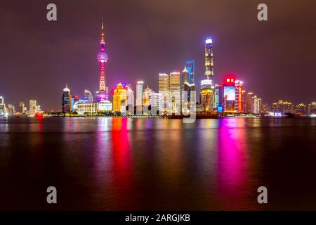 Vista dello skyline di Pudong e del fiume Huangpu dal Bund, Shanghai, Cina, Asia Foto Stock