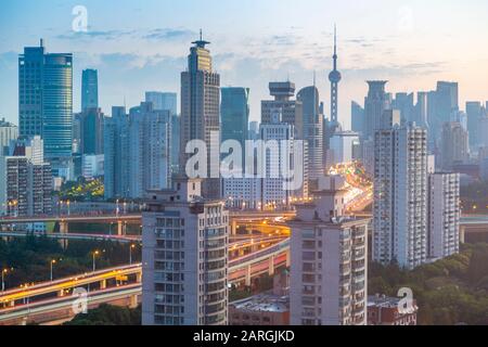 Vista dello skyline di Shanghai all'alba, Luwan, Shanghai, Cina, Asia Foto Stock