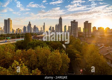 Vista dello skyline di Shanghai all'alba, Luwan, Shanghai, Cina, Asia Foto Stock