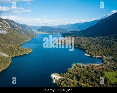 Veduta aerea dal drone del Lago di Bohinj, Parco Nazionale del Triglav, alta Carniola, Slovenia, Europa Foto Stock