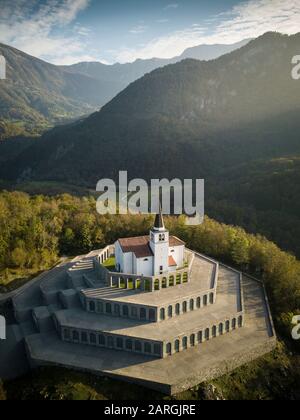 Veduta aerea con il drone del Santuario di Sant'Antonio Caporetto Memorial, Kobarid, Goriska, Slovenia, Europa Foto Stock