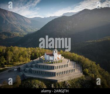 Veduta aerea con il drone del Santuario di Sant'Antonio Caporetto Memorial, Kobarid, Goriska, Slovenia, Europa Foto Stock