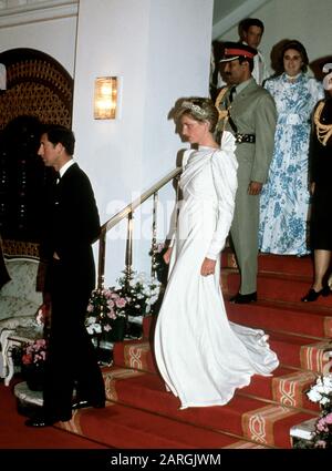 TRH Prince Charles e la Principessa Diana partecipano ad un banchetto, Bahrain 1986. Diana indossa un abito da sera progettato da Emanuels, Foto Stock