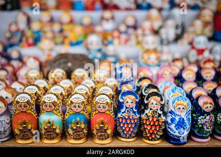 Bambole Matryoshka in vendita a Izmaylovsky Bazaar, Mosca, Mosca Oblast, Russia, Europa Foto Stock