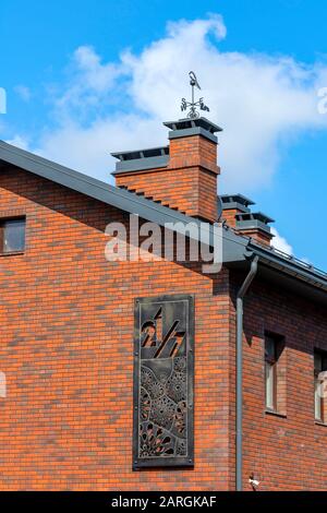 Pskov, frammento della facciata di un edificio di appartamenti sulla via Kalinin, luminoso Sunny day Foto Stock
