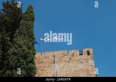 Le bandiere di Israele, Gerusalemme e la Torre di Davide sulla Torre di Davide, Città Vecchia, Gerusalemme, Israele Foto Stock