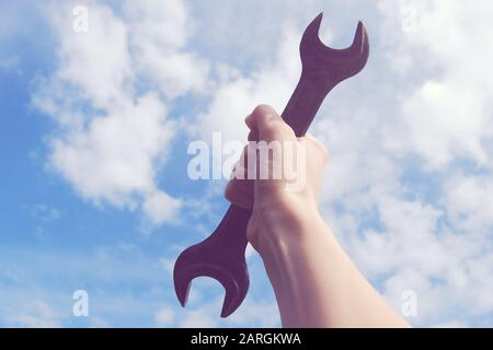 Tenere la chiave grande nel cielo Foto Stock