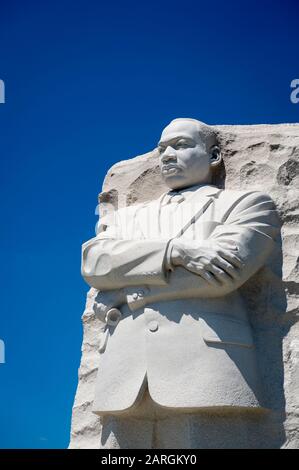 WASHINGTON DC - AGOSTO 2018: Il ritratto del Dr Martin Luther King, Jr scolpito da pietra bianca al memoriale nel suo nome si erge con le braccia incrociate. Foto Stock