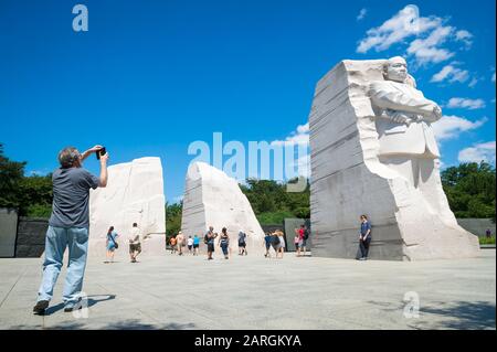 WASHINGTON, DC - AGOSTO 2018: I visitatori del Martin Luther King, Jr Memorial passano attraverso la "montagna della disperazione" per vedere la statua. Foto Stock