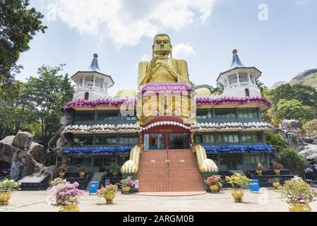 Dambulla, Sri Lanka: La facciata principale del Tempio d'Oro del Museo Buddista che mostra l'approccio all'ingresso del visitatore. Patrimonio mondiale sit Foto Stock