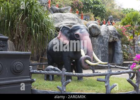 Dambulla, Sri Lanka: Il tempio del Tempio d'Oro e il giardino del museo con la figura di resina di un elefante. Sito del patrimonio mondiale dell'umanità. Foto Stock