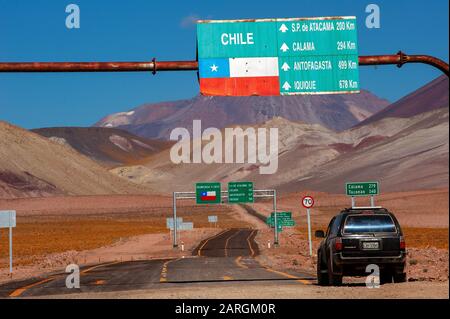 Il confine tra Argentina e Cile, nei pressi di Paso Sico, inizia la strada asfaltata fino a San Pedro de Atacama, Antofagasta, Cile Foto Stock