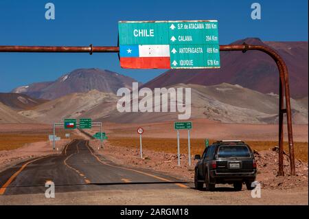 Il confine tra Argentina e Cile, nei pressi di Paso Sico, inizia la strada asfaltata fino a San Pedro de Atacama, Antofagasta, Cile Foto Stock