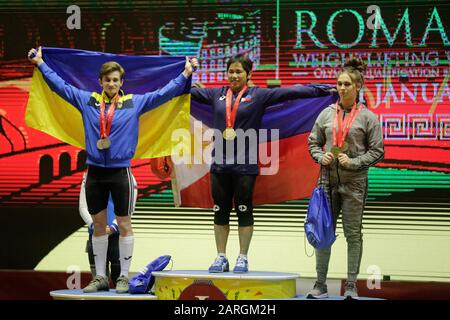 Roma, Italia, 28 gennaio 2020, podio di 55 kg categoria - donne . 1st classificato: Diaz hidilyn (phi) - 2st classificato: Konotop kamila (ukr) - 3st classificato: Landoulsi nouha (tun) durante IWF Weightlifting World Cup 2020 - Weightlifting - Credit: LPS/Claudio Bosco/Alamy Live News Foto Stock