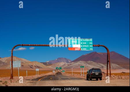 Il confine tra Argentina e Cile, nei pressi di Paso Sico, inizia la strada asfaltata fino a San Pedro de Atacama, Antofagasta, Cile Foto Stock