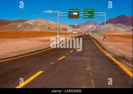 Il confine tra Argentina e Cile, nei pressi di Paso Sico, inizia la strada asfaltata fino a San Pedro de Atacama, Antofagasta, Cile Foto Stock