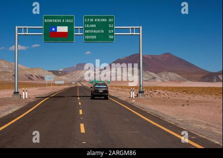 Il confine tra Argentina e Cile, nei pressi di Paso Sico, inizia la strada asfaltata fino a San Pedro de Atacama, Antofagasta, Cile Foto Stock
