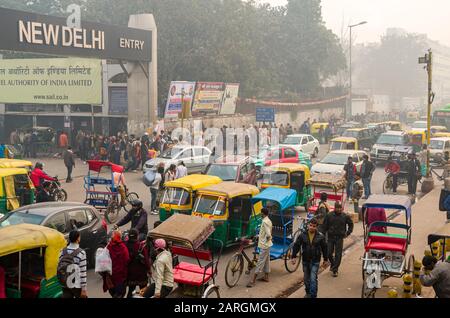 Ingorgo di fronte alla stazione ferroviaria di Nuova Delhi Foto Stock