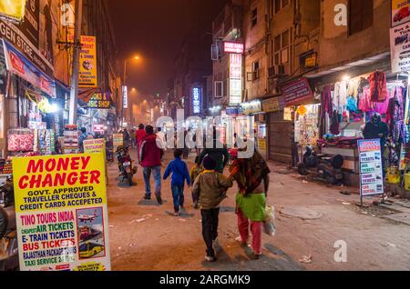 Paharganj, il sobborgo urbano di fronte alla stazione ferroviaria di Nuova Delhi, converte sempre più in un centro commerciale Foto Stock