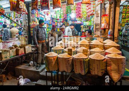 Riso venduto al mercato notturno in Paharganj, il sobborgo urbano opposit New Delhi stazione ferroviaria Foto Stock