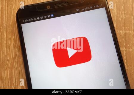 Logo YouTube visualizzato su uno smartphone moderno Foto Stock