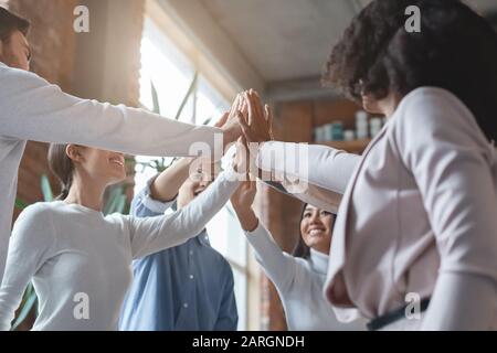 Unito le mani del gruppo di affari riuscito internazionale Foto Stock