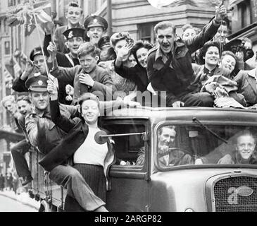 Ve Day Celebrations, Londra, 8 maggio 1945 Foto Stock