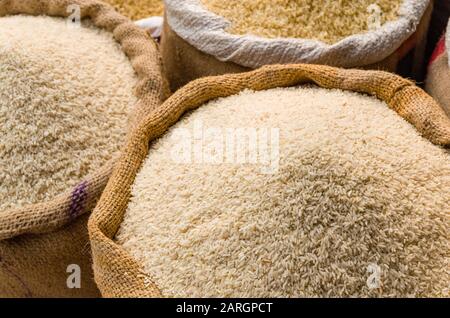 Diversi tipi di riso sono disponibili sul mercato di strada a Paharganj Foto Stock