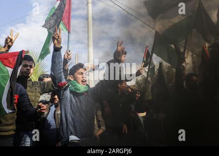 Gaza, La Striscia Di Gaza, La Palestina. 28th Gen 2020. I dimostranti palestinesi incanta slogan e battono bandiere palestinesi mentre si trovano a scagliare pneumatici durante una protesta contro la prevista proposta di piano di pace del presidente americano Donald Trump a Gaza il 28 gennaio 2020. Credit: Mahmoud Issa/Quds Net News/Zuma Wire/Alamy Live News Foto Stock