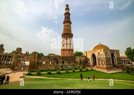 Il Qutub Minar, conosciuto anche come Qutb Minar e Qutab Minar, è un antico monumento islamico a Delhi Foto Stock