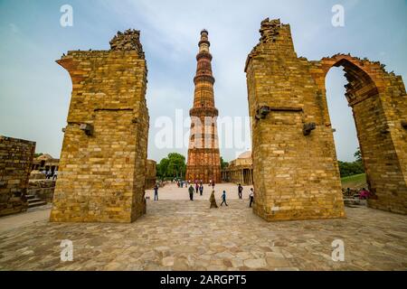 Il Qutub Minar, conosciuto anche come Qutb Minar e Qutab Minar, è un antico monumento islamico a Delhi Foto Stock