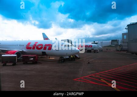 Lion Air Boeing 737-8GP(WL) PK-LKT all'aeroporto internazionale Soekarno-Hatta di Giacarta Foto Stock