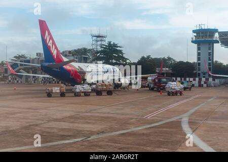 Nam Air PK-NAL oRUNgutan Livery Boeing 737-524(WL) all'Aeroporto Internazionale Supadio Foto Stock