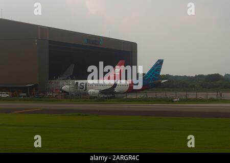 Sriwijaya Air Boeing 737-824(WL) PK-CLL presso l'aeroporto internazionale FLTechnics Soekarno-Hatta Foto Stock